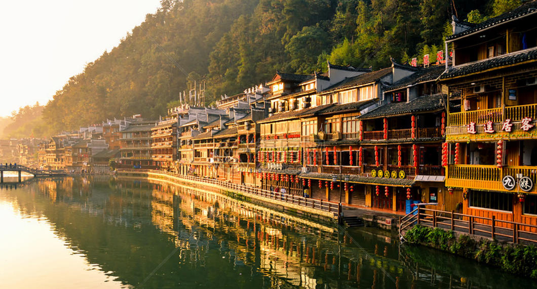 吉人天相八面财，蕙质兰心守月宫打一生肖最佳释义成语作答解释